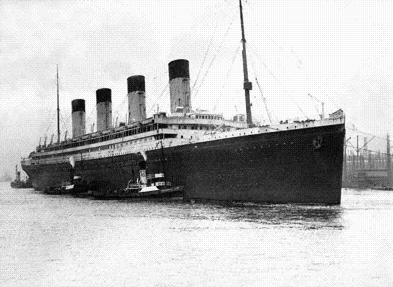 Imagen de Olympic, el hermano del Titanic, hundiendo un submarino